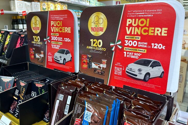 ノーヴィは通常商品でも、「フィアット500」を賞品にしていた。小さな文字を見ると「フィアットとは一切関係ありません」という断り書きとともに、イタリアの表記基準にしたがい、他の賞品を含めた総金額が記されている。2023年10 月。