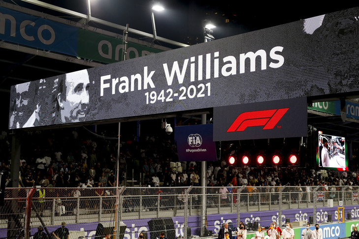 11月28日に79歳でこの世を去ったウィリアムズチームの創設者、フランク・ウィリアムズに哀悼の意を表した数々のセレモニーが開かれた。レース前には、1980年にアラン・ジョーンズがタイトルを取ったチャンピオンカー「ウィリアイムズFW07」のデモランが、1996年にウィリアムズ・ルノーで王者となったデーモン・ヒルのドライブで行われ、往時のフォードDFVサウンドがサーキットにこだました。1970年代後半、ウィリアムズのスポンサーだったのがサウジアラビア航空（サウディア）。この国のマネーがチームの経営基盤を支え、後に歴代4位となる114勝、コンストラクターズタイトル9回、ドライバーズタイトル7回獲得を誇る常勝軍団の礎を築いたのだった。（Photo=Mercedes）