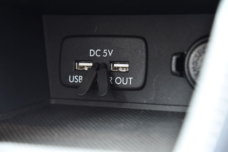 センターコンソールのトレイ部分には、2つのUSB出力電源が設けられている。