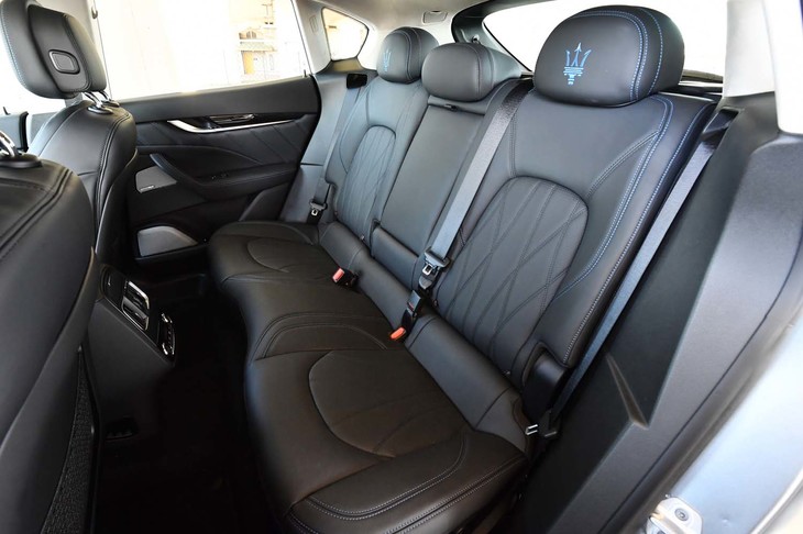 前席と同様、「レヴァンテGT」の後席（写真）にはブルーのステッチが施されている。