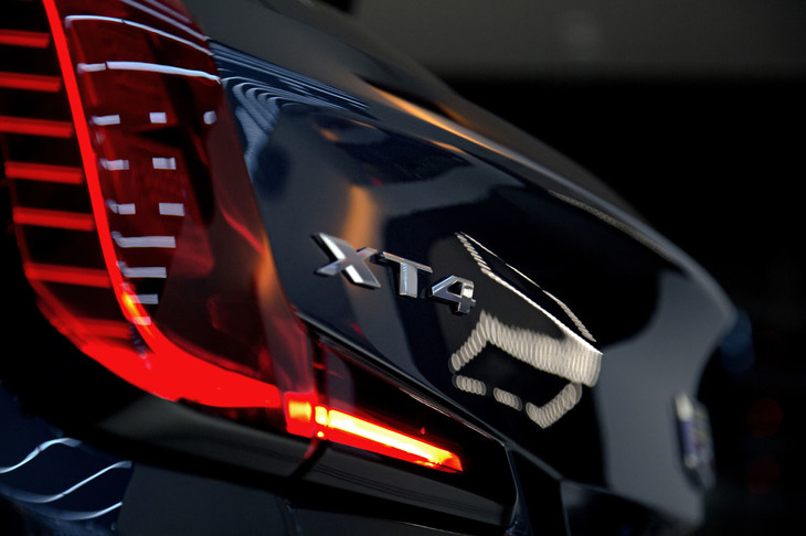 L字を描くテールランプと、ハッチゲートに添えられた「XT4」のバッジ。