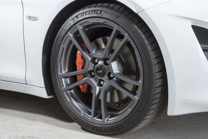 ホイールカラーは「A110S」専用の「グリチターヌサテン」。ブレンボ製ブレーキキャリパーはオレンジにペイントされる。