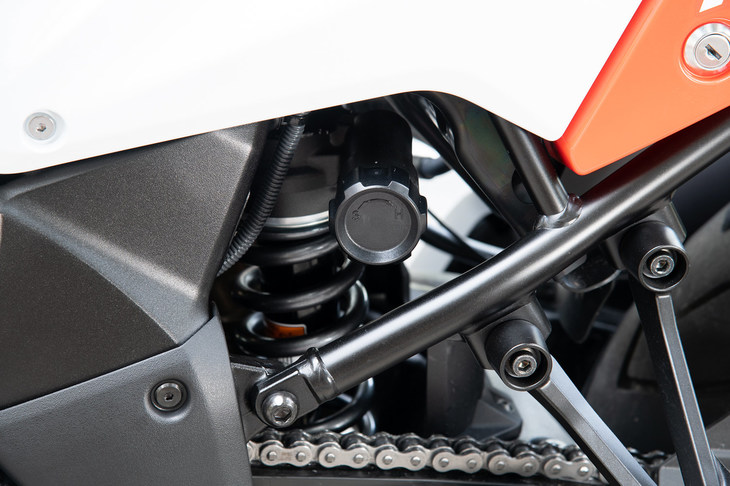 サスペンションは前後ともにKYB製で、前はφ43mmの倒立フォーク。後ろはリンク式モノショックで、ダイヤル調整式のプリロードアジャスターが備わる。