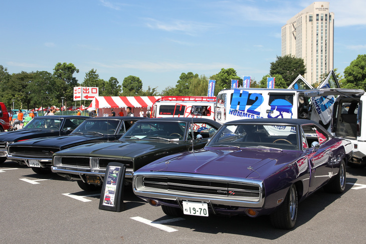 手前から1970年、69年、68年と年式順に並んだ、モパー（クライスラー）のマッスルカーである「ダッジ・チャージャー」。