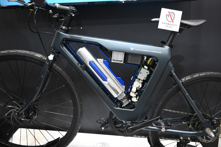 トヨタ紡織による燃料電池ユニット「ハイドロジェンパワーシステム」を使った電動自転車。小さな燃料電池と水素ボンベ、電動駆動を一体化したものだ。