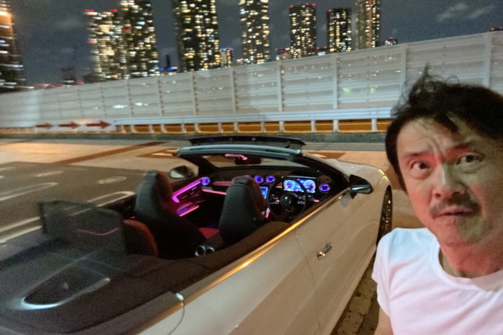 今回、夜の首都高に連れ出したのは、2024年6月に導入された「メルセデス・ベンツCLE200カブリオレ スポーツ」。「Cクラス クーペ」と「Eクラス クーペ」の統合によって生まれた「CLEクーペ」のオープントップバージョンだ。