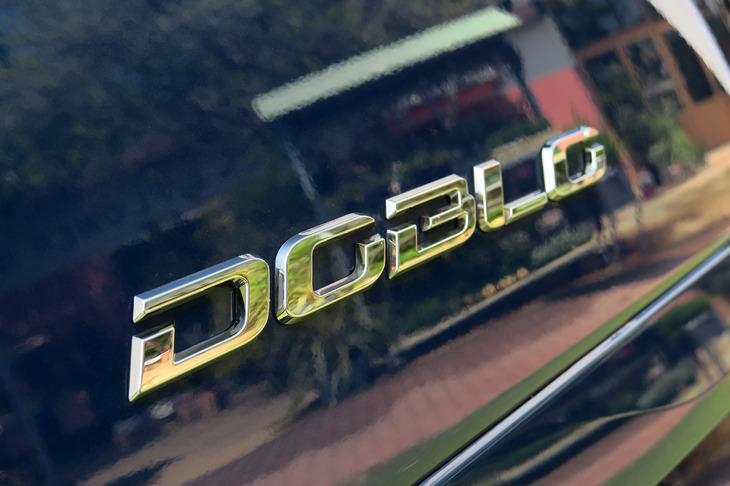 フィアット・ドブロ マキシ（「DOBLO」ロゴ）