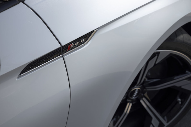 Aピラー下部のボディー左右に「RS 5」のエンブレムが備わる。これはRSモデルの中でも、RS 5にだけに採用されているエクステリア上の特徴だ。