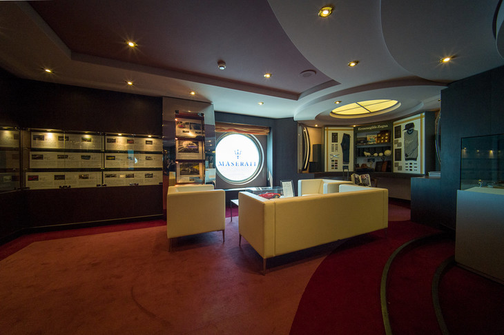 船内にはブランドヒストリー等を紹介する特設のショールームも設けられた。