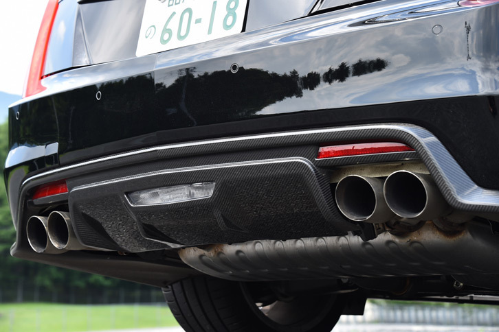 「CTS-V」専用に設計された4本出しのステンレス製エキゾーストシステム。「スペックA」と「スペックB」の両方に標準装備される。