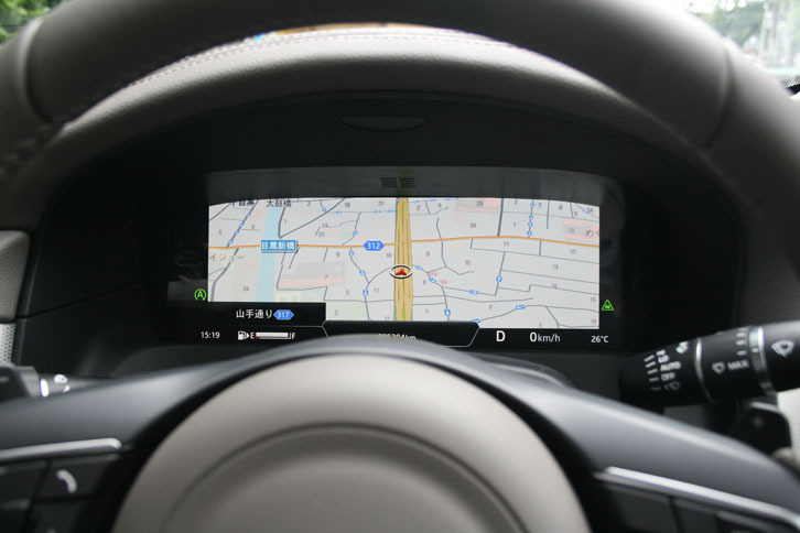 インフォテインメントシステムが一気に強化されたのも、新型「XF」の見どころのひとつ。メータークラスターに配置された12.3インチTFTパネルにナビゲーションの地図を表示できる。