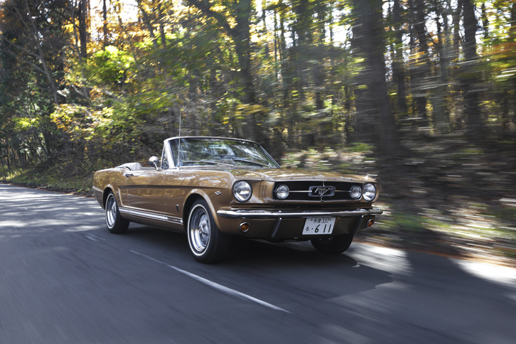 2016年第3四半期をもって日本から撤退したフォードも特集。写真は1965年製「マスタングGTコンバーチブル」。このほか、小林彰太郎名誉編集長のかつての愛車にも触れつつ、111年にわたるフォードの日本での足跡を振り返る。
