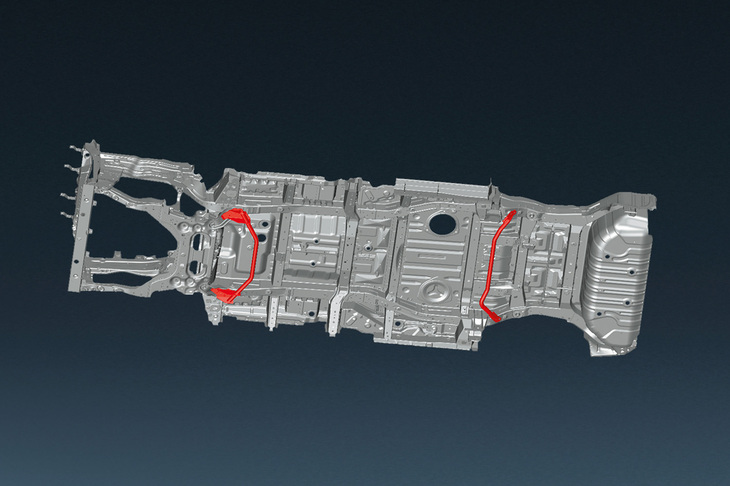 クロスバーとAUTECH専用チューニングが施された「パフォーマンスダンパー」を追加し、ボディーの強化が図られている。