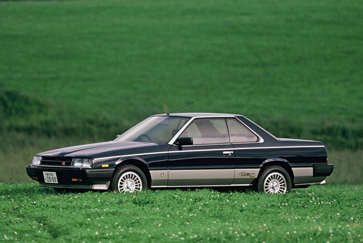 1983年「日産スカイライン ハードトップ2000ターボGT-E・Sポール・ニューマンバージョン」。セダンにも用意され、ボンネットとリアフェンダー（セダンはリアドア）にサインが入る。