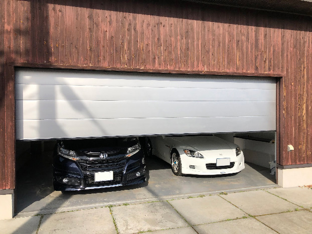 RVタイプは最小1.5m～最大5.4mの間口幅を製作可能。ドアパネルは標準2色のほか、写真のマットシルバーを含む計2色のオプションカラーを用意する。