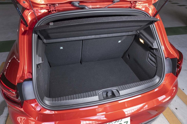荷室の容量は300リッター。1.3リッターガソリンターボモデルよりも91リッター少なくなっている。
