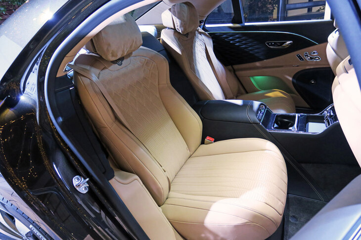 ベントレー・フライングスパー ハイブリッド（リアシート）