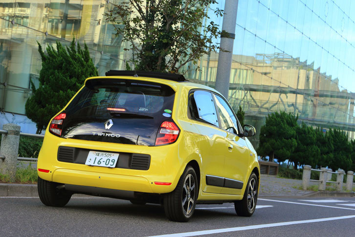 新型「トゥインゴ」のリアビュー。ショルダーラインが左右に大きく張り出したデザインは、世界ラリー選手権のために開発された、往年の「サンクターボ」をモチーフにしたという。