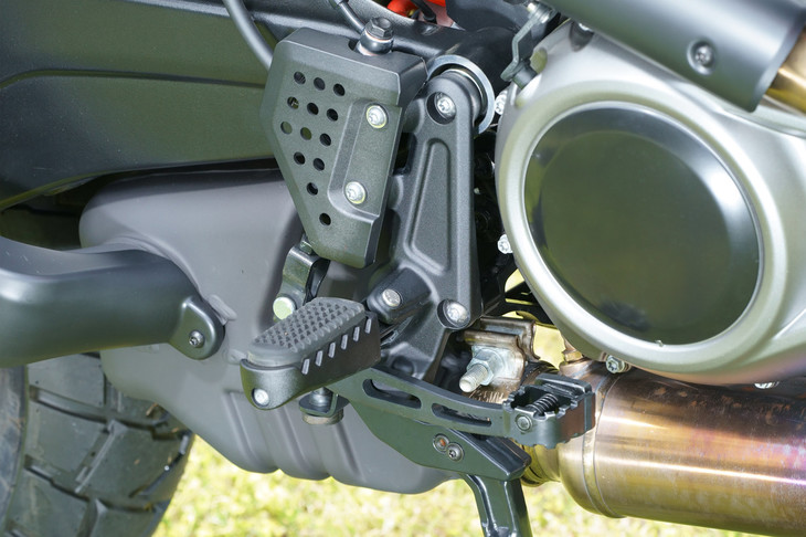 「スペシャル」のブレーキペダルは、工具なしで2段階の高さ調整が可能。スタンディング時のライディングのしやすさに寄与する。