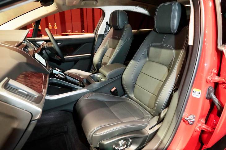 シートは「パフォーマンスシート」と「スポーツシート」（写真）の2種類を用意。