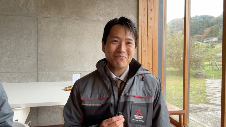 三菱自動車の厚海貴裕さん。先代「デリカミニ」の登場時にもお話を伺っており、小沢とは旧知の仲だ。