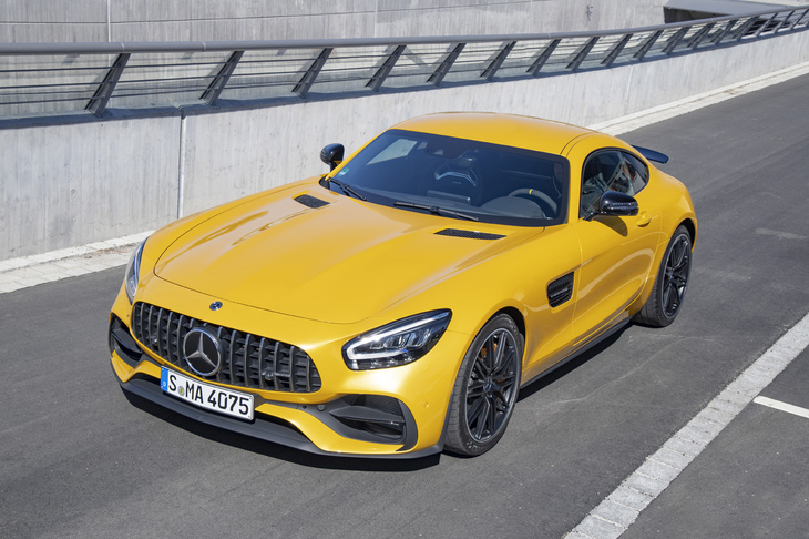 「メルセデスAMG GT S」。ベーシックな「AMG GT」を46ps上回る、最高出力522psを発生する。