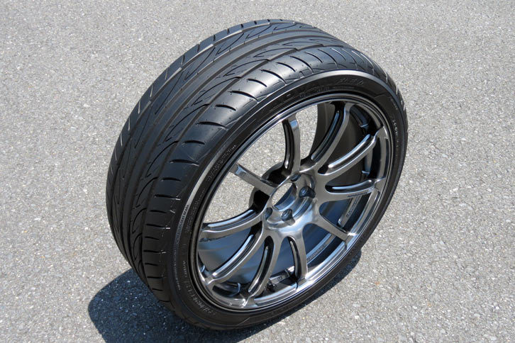 「アドバン フレバＶ701」は、市街地やワインディングロード、高速道路など、さまざまなシーンでキビキビとしたスポーティーな操舵（そうだ）フィールをドライバーに提供することを目標に開発された。