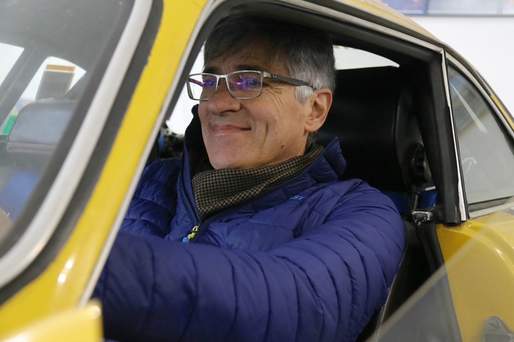 「アルピーヌA110」のステアリングを握ると、ルイージ氏の表情は少年に戻った。