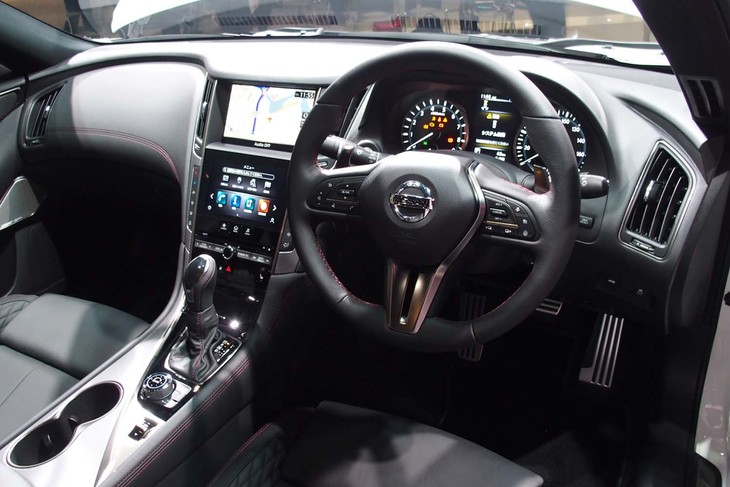 「400R」のインストゥルメントパネル。クロームメッキ＋ダーククリア塗装のシフトパドルは400Rの専用装備となる。