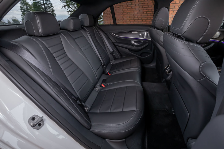 試乗車にはオプションの「エクスクルーシブパッケージ」が装備されており、リアシートにはヒーター機能が備わっていた。