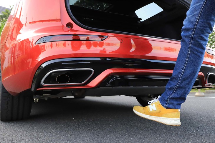 足のジェスチャーでリアゲートを開閉できるハンズフリーパワーテールゲートが全車に標準装備となっている。