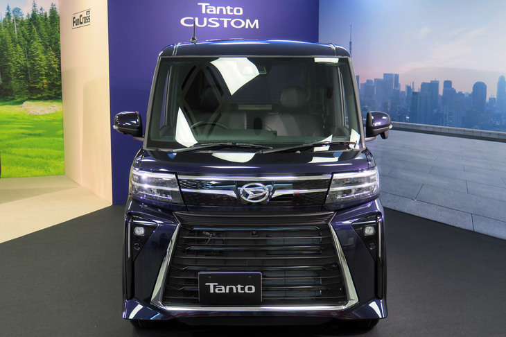 「タント カスタム」はより押し出しの強いイメージとなるよう、ボンネットや前後バンパーの意匠を変更。細かいところでは、アウタードアハンドルもメッキ化している。
