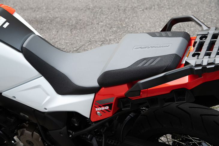 シート高は850mm。前後に分割されたセパレート式で、表皮に滑りにくい素材を使用することでライダーの安定性を高め、長距離ツーリング時の疲労軽減に寄与している。