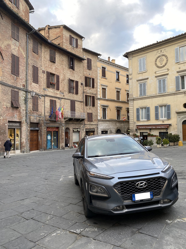 「ヒョンデ・コナ」。シエナ旧市街で2021年3月に撮影。