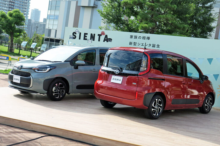 披露会のイベントステージに展示された新型「トヨタ・シエンタ」。