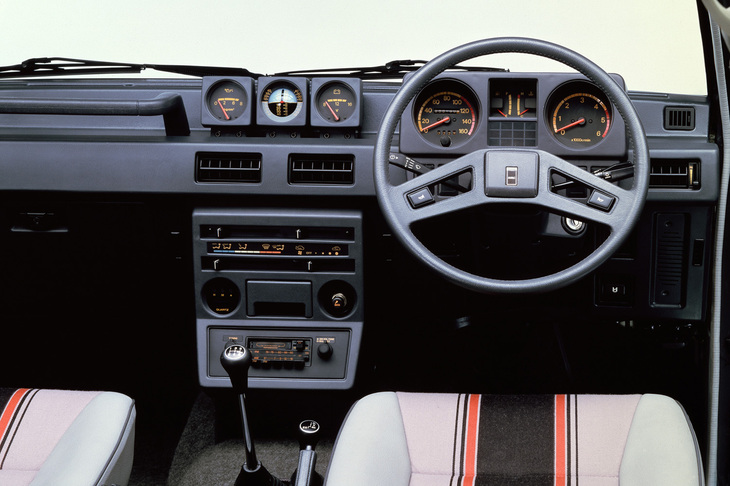 水平基調でデザインされた初代「パジェロ」のインストゥルメントパネル。ダッシュボード上部の3連メーター中央には、世界初搭載とされる傾斜計が組み込まれていた。