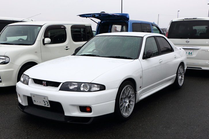 「スカイライン GT-Rオーテックバージョン40thアニバーサリー」は、R33スカイラインをベースにハコスカ世代のみに存在した“4ドアセダンのGT-R”を復活させたモデル。スカイライン誕生40周年を記念して発売された。