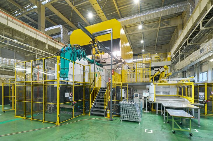 これが日本初導入という、6000tクラスのメガキャストマシン。FSW技術との組み合わせにより、さまざまなバッテリーケースを高効率かつフレキシブルにつくれるようになる。