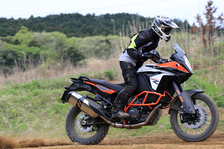 オフロードコースを走る「1090アドベンチャーR」。ダカールラリーで圧倒的な強さを見せるKTMは、公道走行不可の競技用モデルを含め、さまざまなオフロードバイクをラインナップしている。