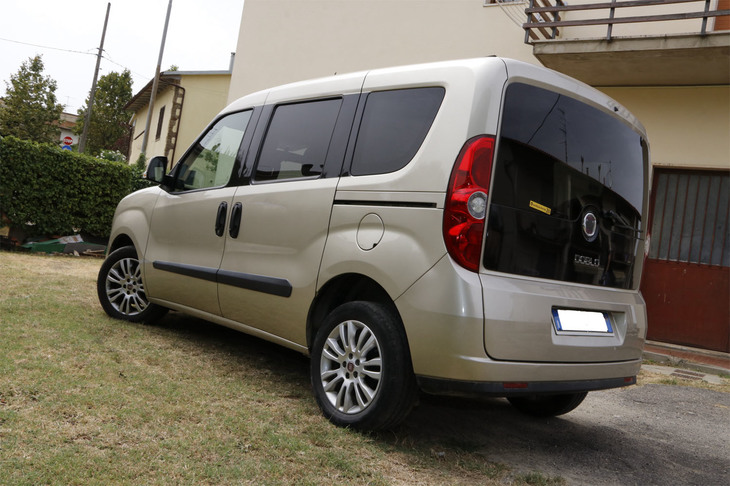 彼にとって「ドブロ」は公私ともに役立つ大切な足だ。