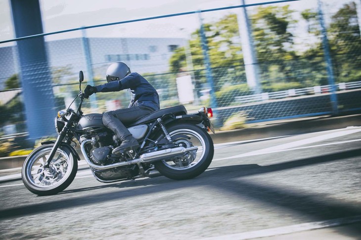 よりスポーティーなテイストを好むユーザーには、低めのバーハンドルやビキニカウルを装着した「W800カフェ」（113万3000円）という選択肢もある。