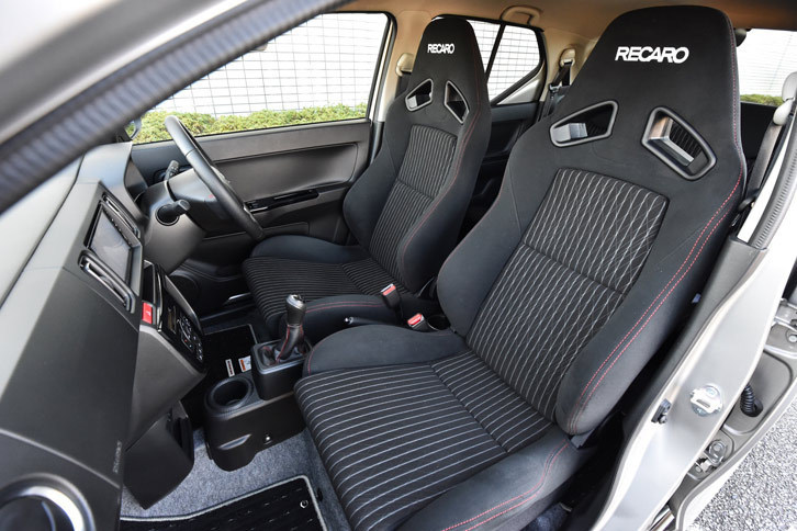 「アルト ワークス」に標準装備される、レカロ製のスポーツシート。色はブラックのみの設定となる。