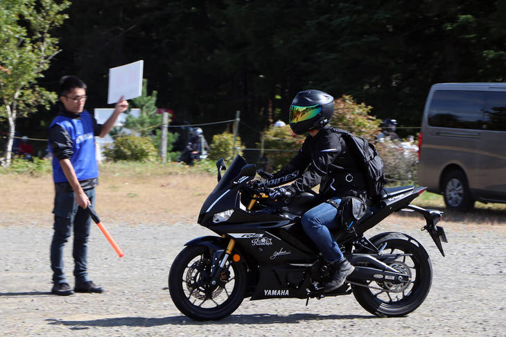 ヤマハYZF-R3。320㏄の並列2気筒エンジンを搭載。レースマシンの系譜を持つ現行型モデル。