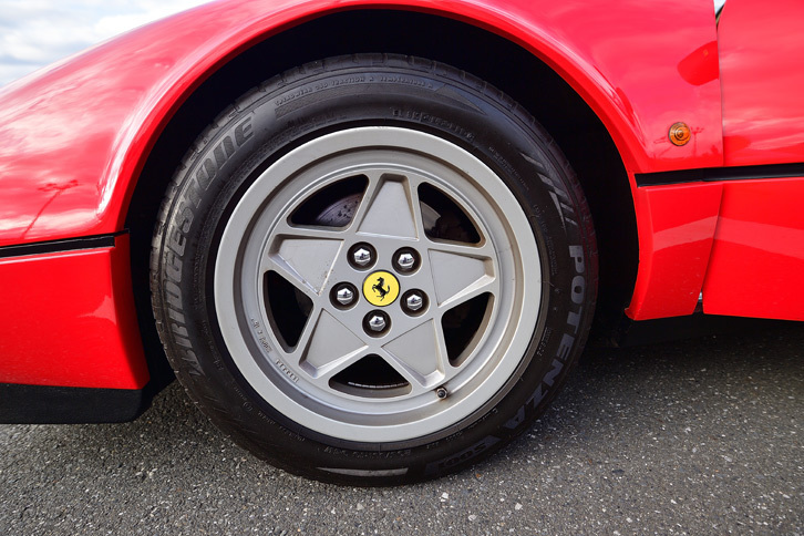 “赤い玉号”のタイヤサイズは205/55R16。ブリヂストンの「ポテンザ S001」を装着する。