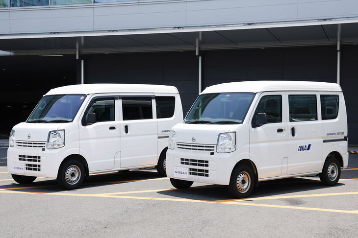 現在日産は、羽田空港で「自動車用自己放射冷却塗装」の実証実験を行っている。ANAエアポートサービスが空港で日常的に運用する「NV100クリッパーバン」（写真右。同左は比較用の標準車両）に同塗装を施し、効果と耐久性を検証。市販量産車への採用に向けて開発を推進している。