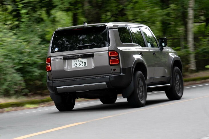 河口湖周辺のきれいな舗装路を走る「ランクル“250”」。オンロードでのドライブフィールについては、佐野弘宗氏の試乗記を乞うご期待。（写真：向後一宏）