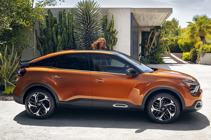 1928年の「C4」から始まり「アミ6」や「GS」、さらに「C4カクタス」らの系譜に連なるシトロエンとしては10世代目のコンパクトカーと説明されている。