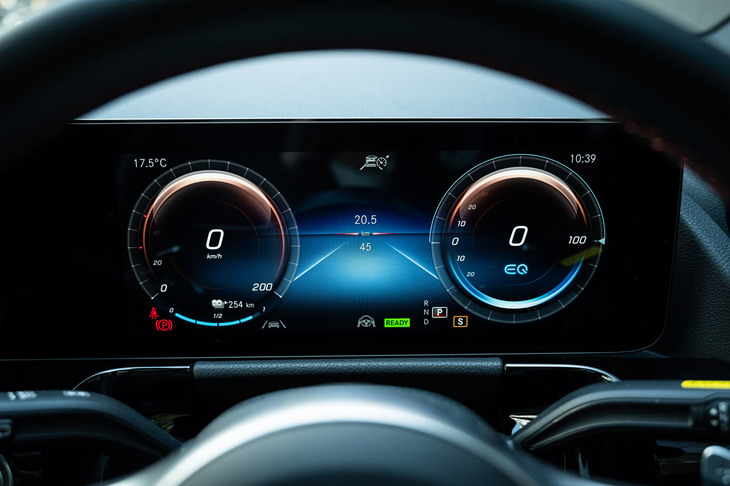 メルセデス・ベンツEQA250（デジタルメーター）