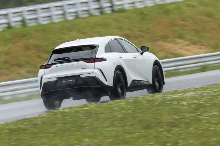 リアコンビランプは左右ひとつながりのデザイン。リアウィンドウとの間がフラットになっておりスポイラーも兼ねている。