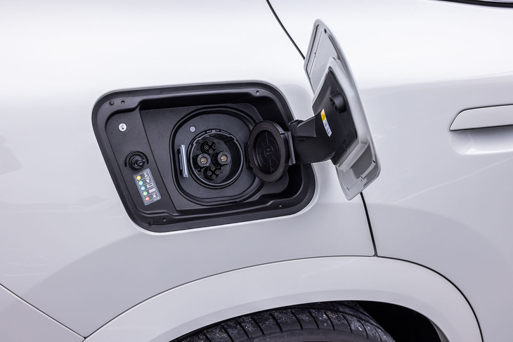 容量66.5kWhのリチウムイオンバッテリーを搭載。普通充電ポートをフロントフェンダー左側に、急速充電ポート（写真）を、右リアフェンダーに配置している。